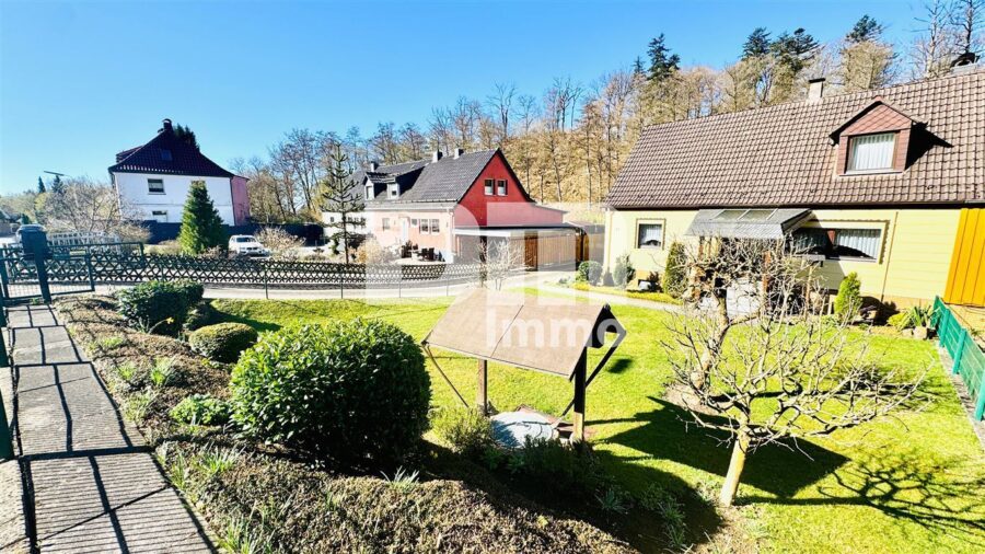 Modernisierte DHH mit Doppelgarage und 2x Carport in Traumlage inkl. Bachlauf - Vorgartenbereich / Zufahrt